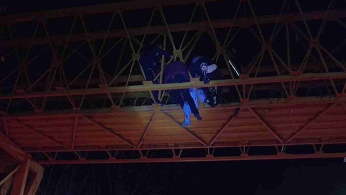 Policía Morelia evita suicidio de mujer en puente peatonal