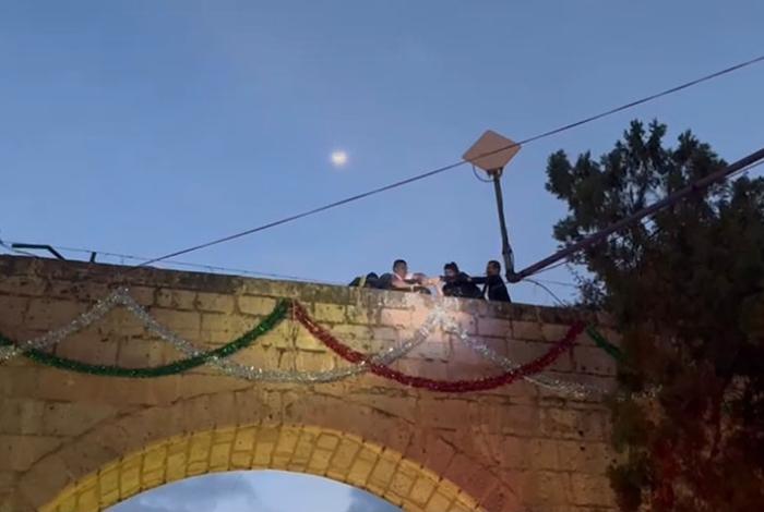 Policía Morelia salva a un hombre de lanzarse del Acueducto