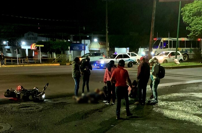 #Policiaca | Vehículo desconocido embiste a motociclistas y huye, frente al mercado de La Charanda