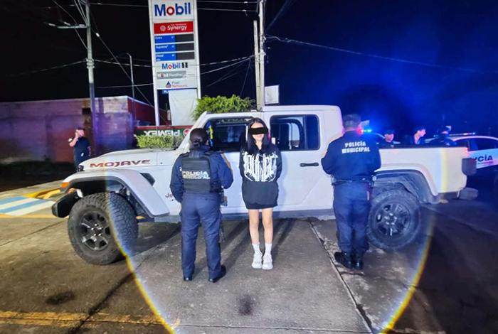 Policías de Zitácuaro detienen a una joven en poder de camioneta robada