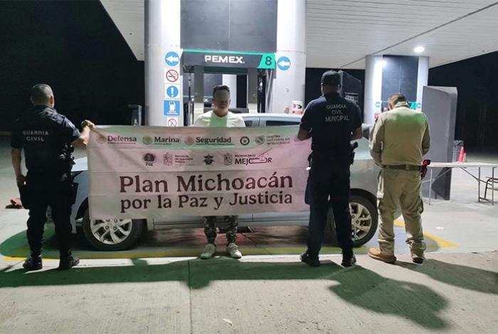 Policías detienen a hombre en posesión de auto robado en Huetamo