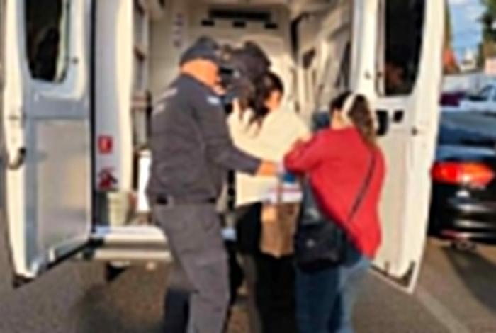 Policías escoltan a joven en trabajo de parto al Hospital de la Mujer