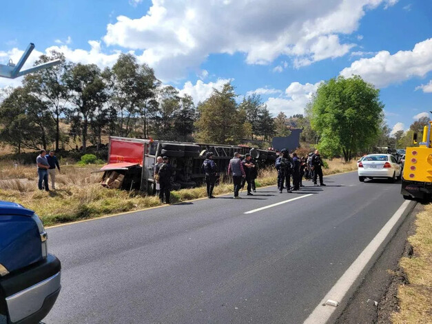 Policías recuperan tráiler cervecero robado y detienen al conductor, en Lagunillas