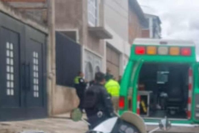 Policías y paramédicos auxilian a un herido de bala al poniente de Morelia