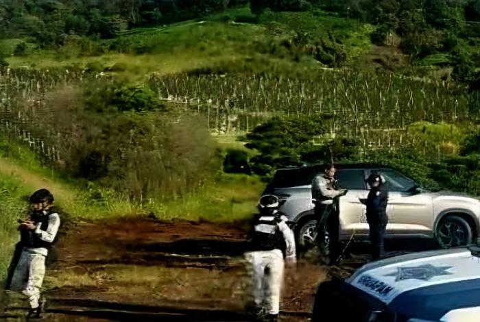 Policías y robacarros protagonizan persecución en la Siglo XXI, a la altura de Taretan