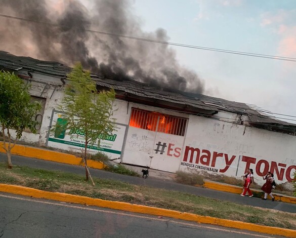 Por cortocircuito, incendio consume bodega