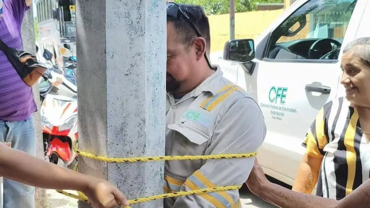 Por falta de luz, amarran a trabajador de CFE a un poste en Yucatán