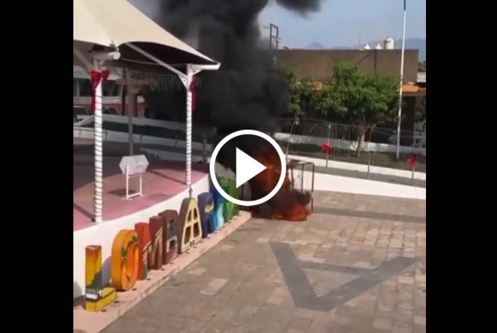 Por jugar con pirotecnia, niños qu3man árbol navideño en plaza de Lombardía