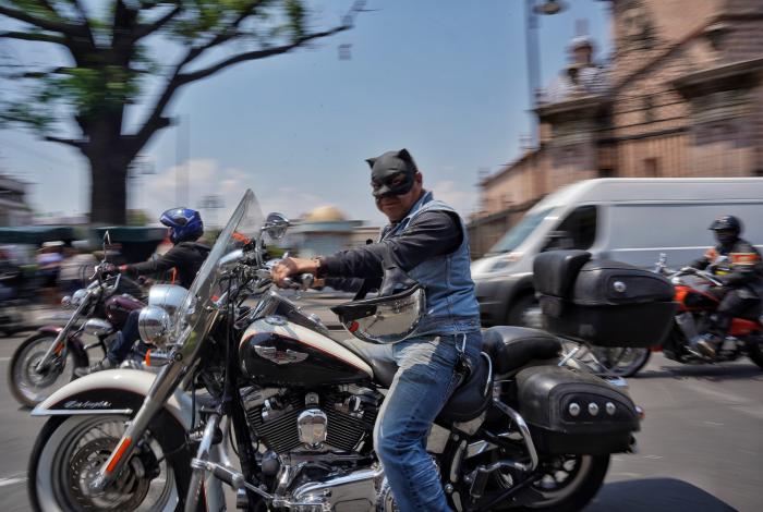 Por mala calidad del transporte público, michoacanos usan motocicleta: Bedolla
