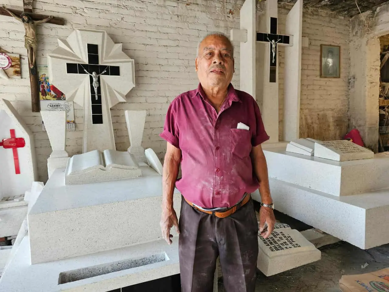 Por más de medio siglo, Fermín Ramírez se dedica a elaborar lápidas