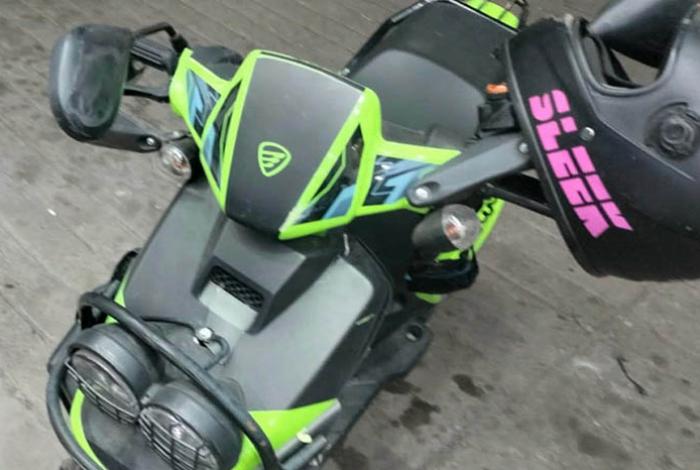 Por pasarse un alto, mujer motociclista es  impactada por un auto, en Morelia