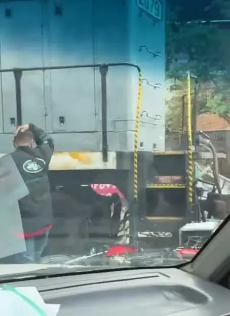 Por querer ganarle el paso, tren arrastra su moto en Morelia