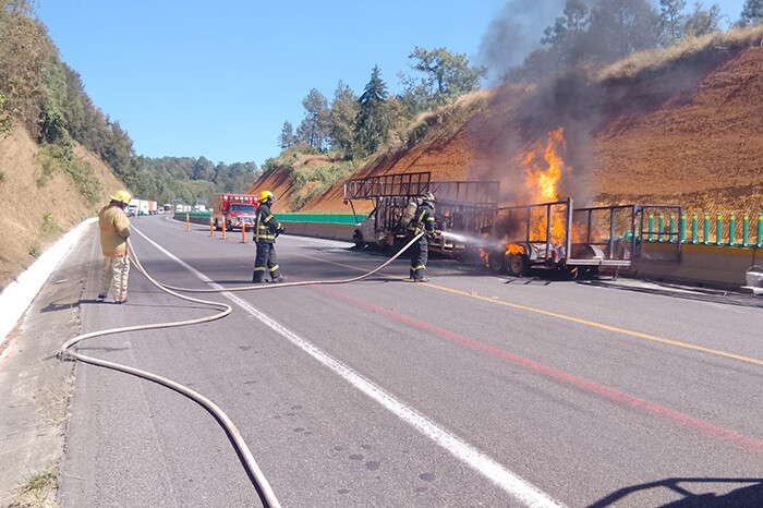 Por una falla eléctrica, camioneta se incendia sobre la Autopista Siglo XXI; no hay heridos