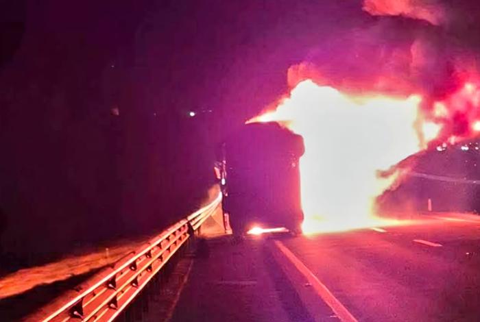Por una falla mecánica, arde un vehículo sobre la México-Guadalajara