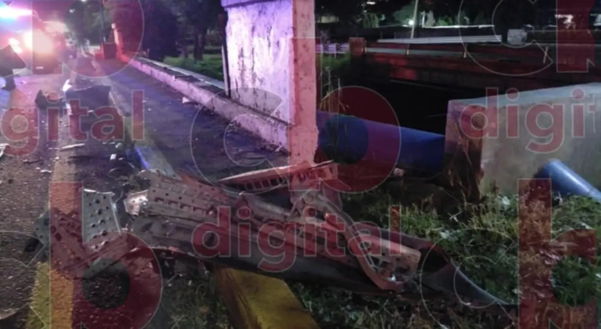 Por veloz cae con su auto a las vías férreas en Morelia