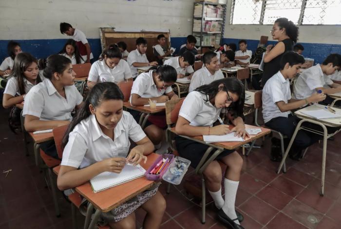 Posible recorte al ciclo escolar enciende alarmas entre especialistas