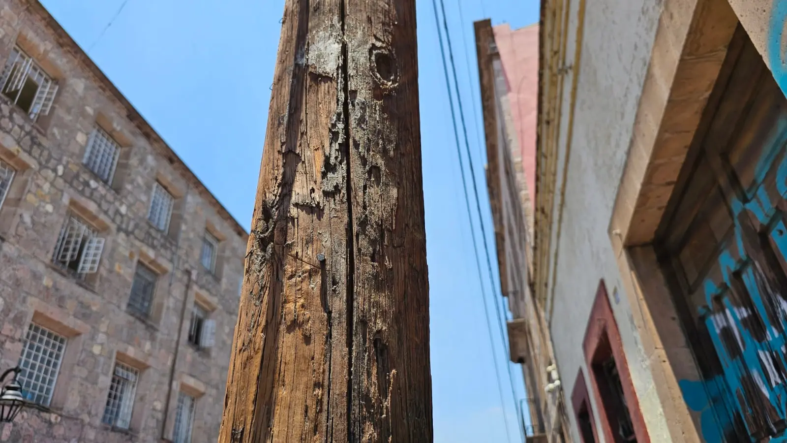 Postes dañados siguen siendo amenaza pese a reemplazo puntual