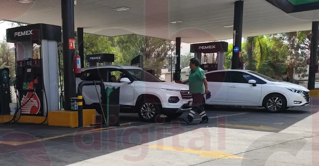 Precios de la gasolina continúan a la baja