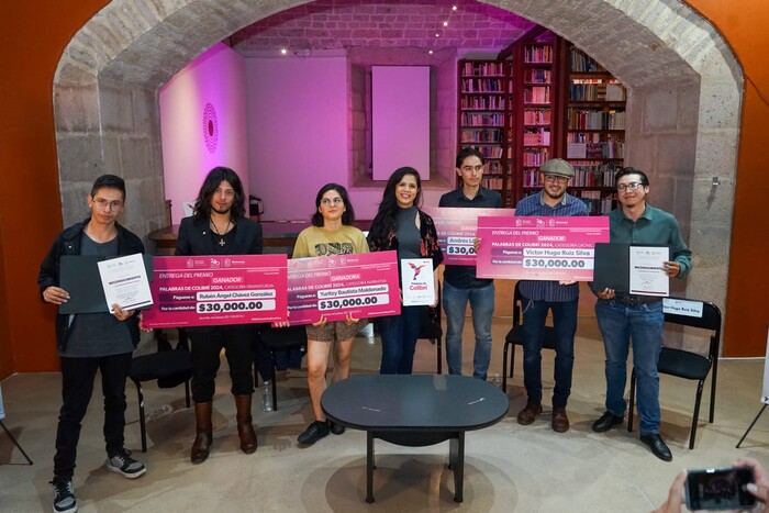 Premian a ganadores de Palabras de Colibrí 2024