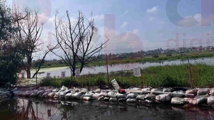 Preocupa a vecinos caída de barda que detiene acumulación de agua