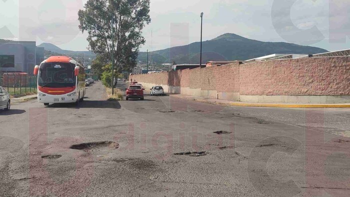 Preocupante cantidad de baches a un costado de la TAM