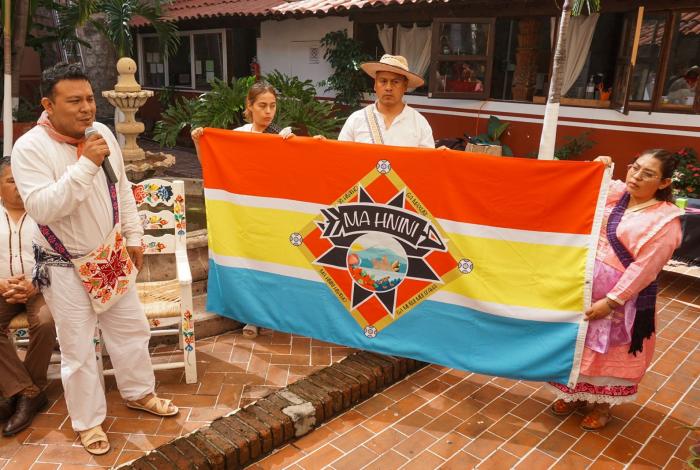 Presentan bandera Otomí de los pueblos del oriente michoacano