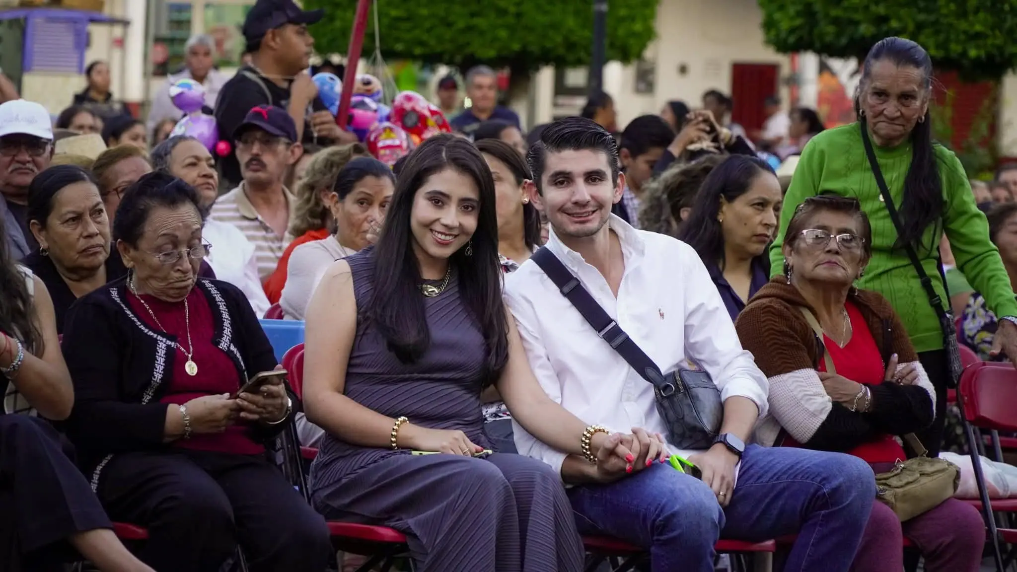 PRESIDENTA MUNICIPAL DE ARIO, YOHANA MENDOZA FESTEJA A LAS MAMÁS Y PAPÁS CON UNA CONVIVENCIA