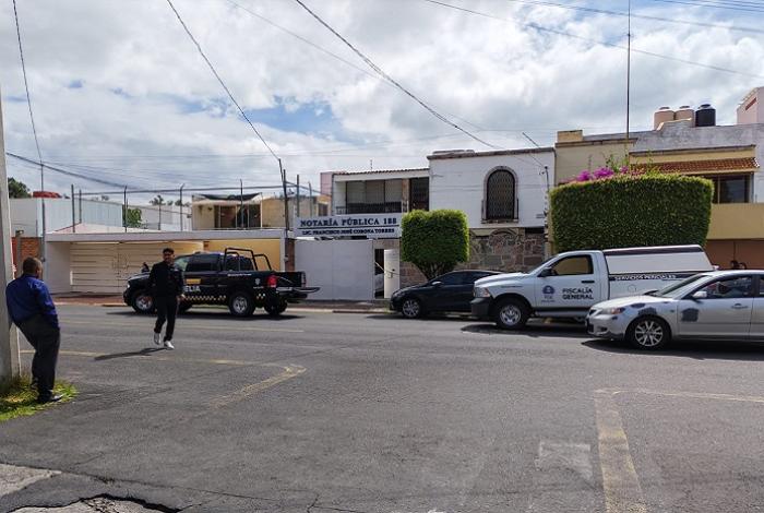 Presunto ladrón muere desangrado tras lesionarse con un cristal en una notaría de Morelia