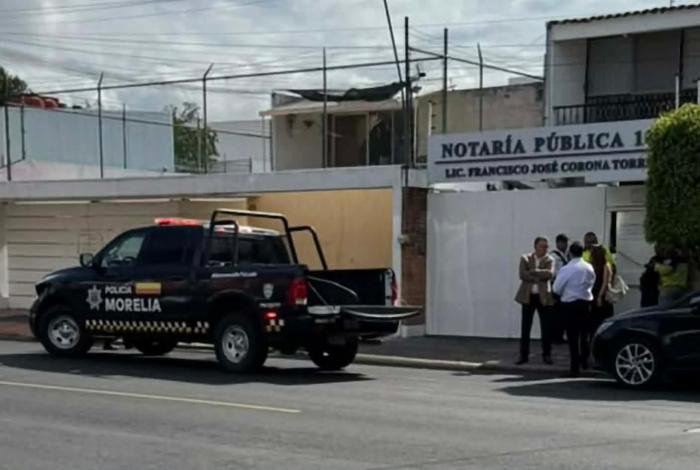 Presunto ladrón muere desangrado tras lesionarse con un cristal en una notaría de Morelia
