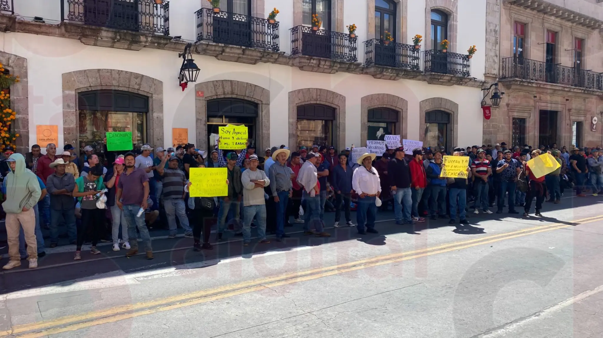 Productores de aguacate se manifestaron afuera del Congreso de Michoacán