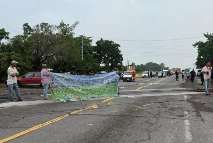 Productores de arroz bloquean carretera en Lombardía; exigen pago del precio de garantía