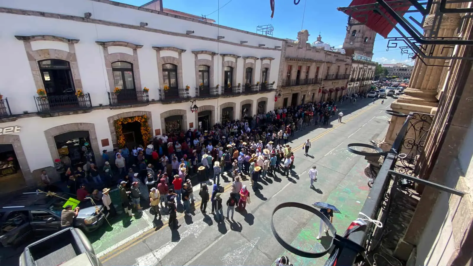 Productores de maíz mantienen protesta afuera del Congreso de Michoacán