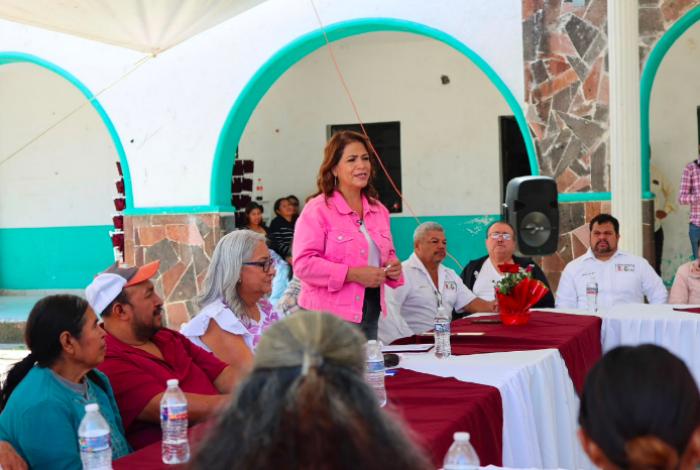 Productores de Nochebuena y Fabiola Alanís unen esfuerzos para fortalecer esta cadena productiva en Michoacán