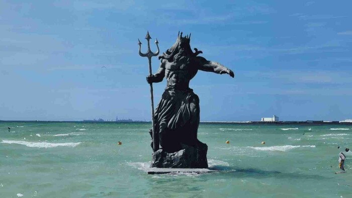 Profepa clausura estatua de Poseidón en playa de Yucatán