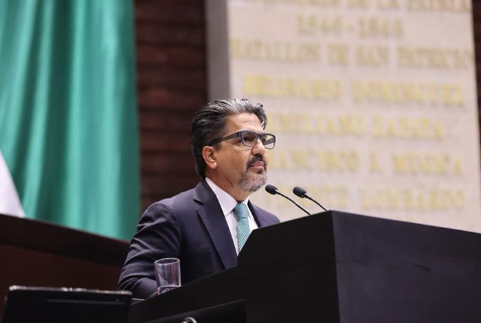 Proponen reforma para prohibir el uso de celulares en planteles de nivel básico