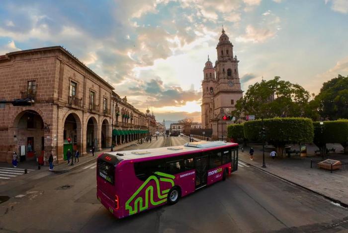 Proyecta Bedolla ampliación de la ruta del Morebús hasta el Mercado Independencia