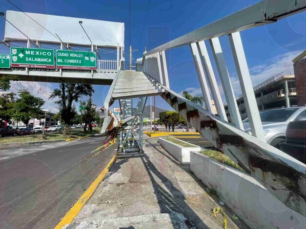 Puente peatonal cumple más de un mes sin ser reparado tras accidente