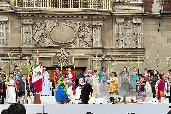 Purépecha michoacana entrega Bastón de Mando a la primera mujer presidenta de México, Claudia Sheinbaum