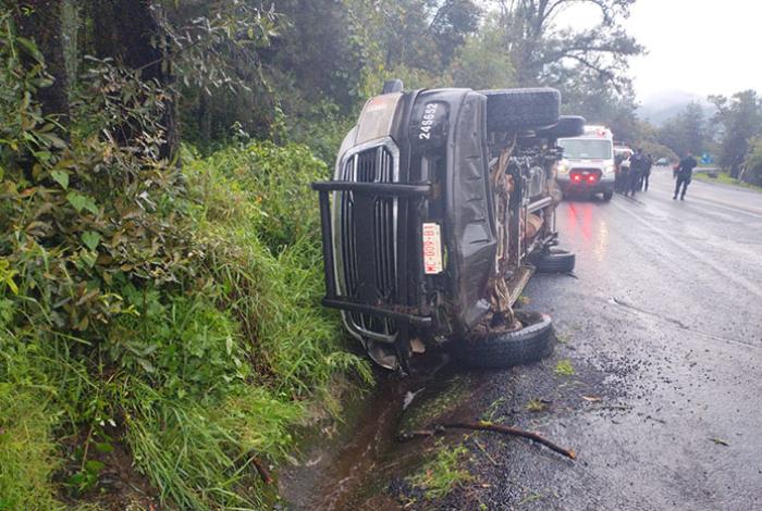 Quedan heridos 5 policías tras volcar su patrulla en la carretera Uruapan-Paracho