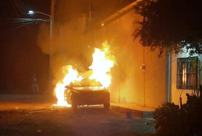 Quema de pirotecnia provoca incendio de vehículo en Zamora