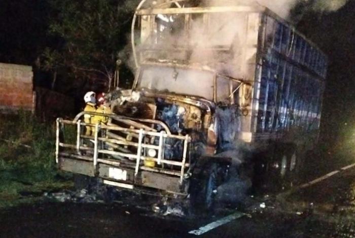 Queman tercer camión en la carretera Pátzcuaro-Opopeo, ahora a la altura de “Los Tanques”