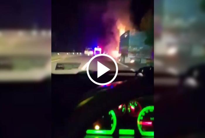 Queman vehículos en carretera de Pátzcuaro, tras bal4cera en Salvador Escalante