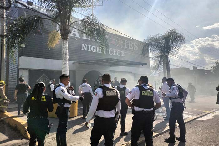 Quemazón en lote baldío causa incendio en el Galaxxxies, al poniente de Morelia