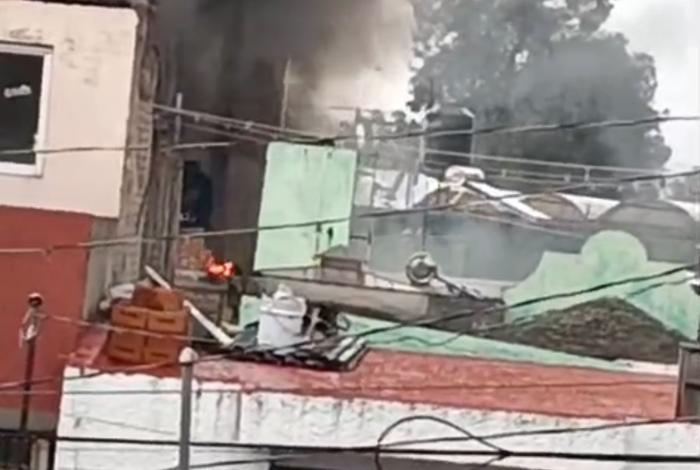 Rayo incendia palmera y vivienda en Infonavit La Colina