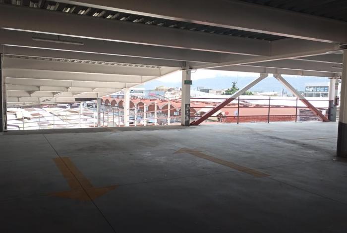 Realizan pruebas de carga en estacionamiento del Mercado Independencia