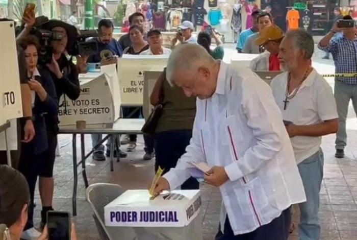 Reaparece AMLO: vota en Palenque, Chiapas, y dialoga con la prensa