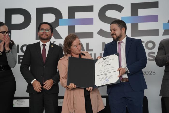 Recibe Verónica Villaseñor presea Michoacán al Mérito en Derechos Humanos