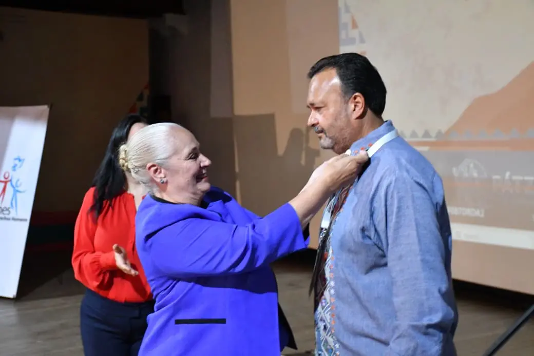 Reconocen a Julio Arreola durante cumbre internacional de derechos humanos en Pátzcuaro