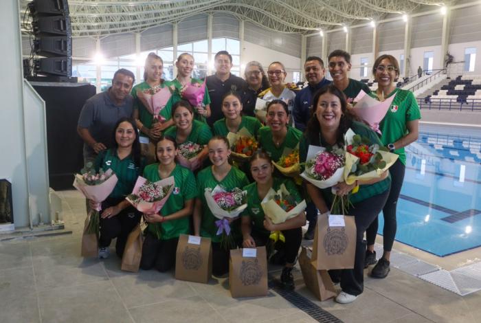 Rectora Yarabí Ávila recibe a la Selección Nacional de Natación Artística