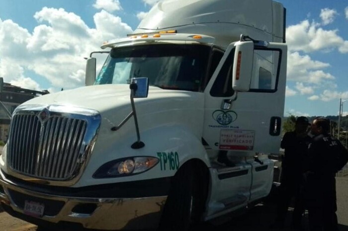 Recuperan camión robado y detienen a dos en carretera de Opopeo